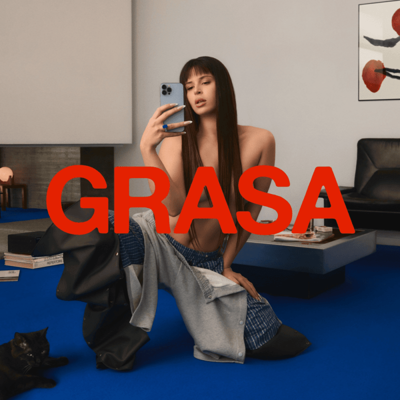 Tapa de álbum de Nathy Peluso de su disco Grasa con ella sacandose una selfie y el titulo sobreescrito
