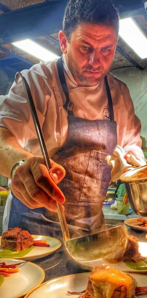 El "vasco" Aristizábal cocinando.